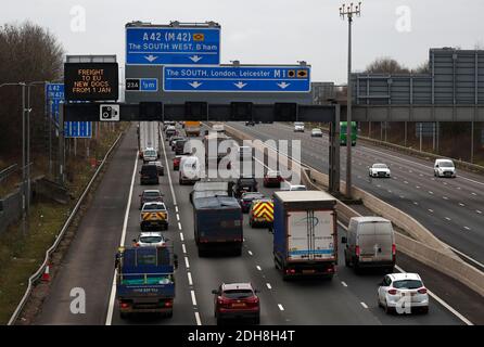 Kegworth, Leicestershire, Großbritannien. Dezember 2020. Ein Überkopfschild an der Autobahn M1 warnt vor neuen Dokumenten, die für den Gütertransport in die Europäische Union erforderlich sind, wenn die Brexit-Übergangszeit in diesem Jahr zu Ende geht. Credit Darren Staples/Alamy Live News. Stockfoto