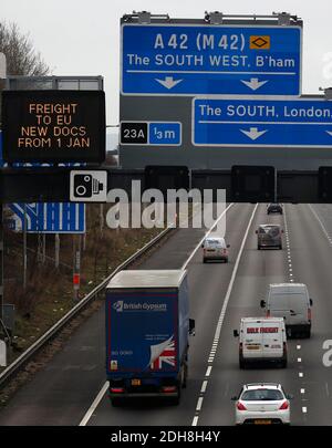 Kegworth, Leicestershire, Großbritannien. Dezember 2020. Ein Überkopfschild an der Autobahn M1 warnt vor neuen Dokumenten, die für den Gütertransport in die Europäische Union erforderlich sind, wenn die Brexit-Übergangszeit in diesem Jahr zu Ende geht. Credit Darren Staples/Alamy Live News. Stockfoto