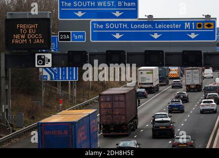 Kegworth, Leicestershire, Großbritannien. Dezember 2020. Ein Überkopfschild an der Autobahn M1 warnt vor neuen Dokumenten, die für den Gütertransport in die Europäische Union erforderlich sind, wenn die Brexit-Übergangszeit in diesem Jahr zu Ende geht. Credit Darren Staples/Alamy Live News. Stockfoto