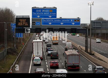 Kegworth, Leicestershire, Großbritannien. Dezember 2020. Ein Überkopfschild an der Autobahn M1 warnt vor neuen Dokumenten, die für den Gütertransport in die Europäische Union erforderlich sind, wenn die Brexit-Übergangszeit in diesem Jahr zu Ende geht. Credit Darren Staples/Alamy Live News. Stockfoto