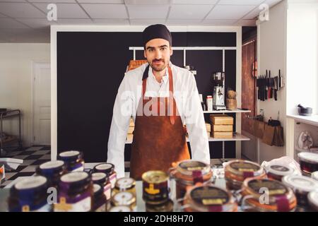 Porträt des selbstbewussten männlichen Besitzer im Lebensmittelgeschäft stehen Stockfoto