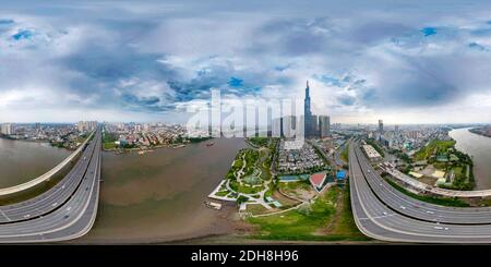 360 Grad Panorama Ansicht von Luftaufnahme: 360 Panoramablick über die Saigon-Brücke, (HCMC), Vietnam. Der gesamte Verkehr nutzt diese 10-spurige Brücke über den Saigon mit sichtbarem Wahrzeichen.