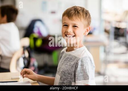 Porträt eines glücklichen Jungen im Klassenzimmer in der Schule Stockfoto