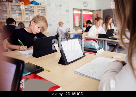 Schüler lernen durch digitale Tablets im Klassenzimmer Stockfoto