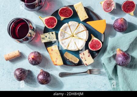 Käse und Weinprobe, Käseplatte mit Feigen, ein flaches Lay Stockfoto