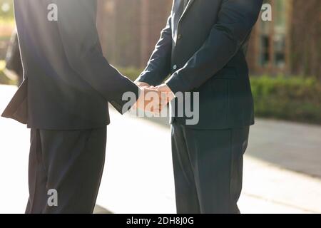Mittelteil der newlywed Gay paar hält Hände Stockfoto
