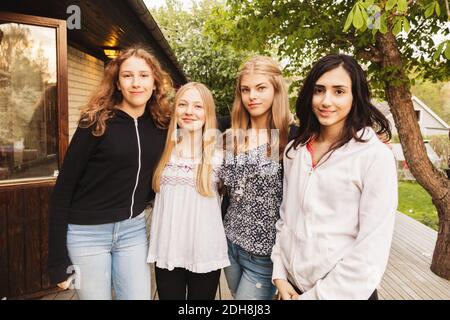 Porträt von selbstbewussten Teenager-Mädchen auf Hof stehen Stockfoto