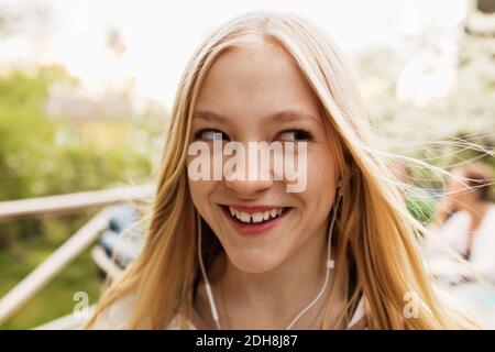 Happy Teenager Mädchen hört Musik im Hof Stockfoto