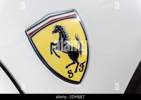 Nahaufnahme Detail des Emblems tänzelnden Pferd Logo Abzeichen Auf der Seite des weißen Ferrari F8 Spider Cabriolet Sport Auto Stockfoto