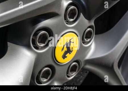 Nahaufnahme Detail der silbernen Legierung Rad, Schrauben und Emblem Abzeichen auf einem Ferrari F8 Spider Cabrio Sportwagen Stockfoto