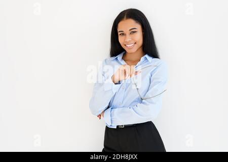 Porträt von lächelnd zuversichtlich schwarze Geschäftsfrau posiert auf weißem Hintergrund Stockfoto