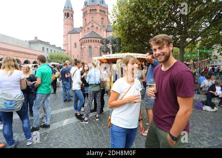 Junges Paar trinkt Wein auf dem Mainzer Weinmarkt in Mainz, Hessen, Deutschland Stockfoto