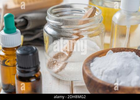 Zero Waste und Öko Reiniger - Zutaten auf Holz Hintergrund Stockfoto
