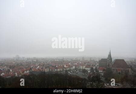 Erfurt, Deutschland. Dezember 2020. Grau ist der Himmel über der Stadt mit St. Mary's Cathedral und St. Severus Kirche. Das Wetter in Deutschland wird in den kommenden Tagen überwiegend grau und kalt und nass bleiben. Quelle: Martin Schutt/dpa-Zentralbild/dpa/Alamy Live News Stockfoto