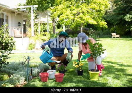 Familie zusammen im Garten Stockfoto