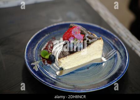 Selbstgemachter Keto veganer Käsekuchen mit Blumen. Ketogener Low Carb und glutenfreie Ernährung Stockfoto