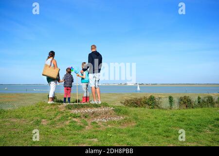 Die Bucht der Somme (Frankreich): Familie mit zwei Kindern mit Blick auf das Meer, auf einem Segelboot auf dem Wasser suchen, in Saint-Valery-sur-Somme, entlang der Küste Stockfoto