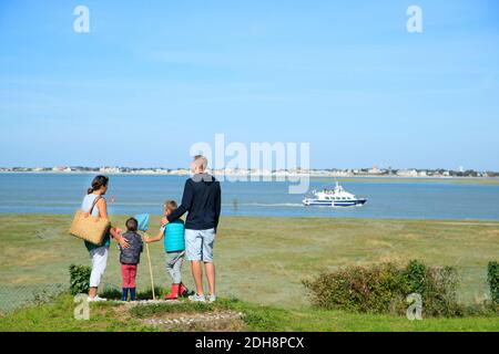 Die Bucht der Somme (Frankreich): Familie mit zwei Kindern mit Blick auf das Meer, auf einem Segelboot auf dem Wasser suchen, in Saint-Valery-sur-Somme, entlang der Küste Stockfoto