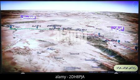 Teheran, Iran. Dezember 2020. Ein Handout-Foto, das auf der offiziellen Website des iranischen Präsidialamtes zur Verfügung gestellt wird, zeigt die Eröffnungszeremonie der Herat-Kaf-Eisenbahnoperationen, die Iran und Afghanistan verbinden, in Teheran, Iran, am 10. Dezember 2020. Die am 10. Dezember offiziell eröffnete Herat-Kaf-Eisenbahn ist eine 130km lange Strecke, die Irans östliche Stadt Kaf mit Afghanistans westlicher Herat-Provinz verbindet und eine entscheidende Transportverbindung für das Binnenland Afghanistan bietet. Quelle: Iranischer Vorsitz/ZUMA Wire/Alamy Live News Stockfoto