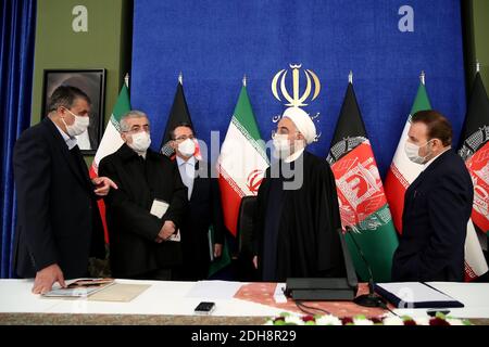 Teheran, Iran. Dezember 2020. Ein Handout-Foto, das auf der offiziellen Website des iranischen Präsidialamtes zur Verfügung gestellt wird, zeigt den iranischen Präsidenten Hassan Rohani (2-R) im Gespräch mit dem iranischen Straßenminister und Urban Mohammad Eslami und anderen Beamten nach der Eröffnung der Herat-Kaf-Eisenbahnoperationen zwischen Iran und Afghanistan, in Teheran, Iran, 10 Dezember 2020. Die am 10. Dezember offiziell eröffnete Herat-Kaf-Eisenbahn ist eine 130 km lange Strecke, die Irans östliche Stadt Kaf mit der westlichen Provinz Herat in Afghanistan verbindet und eine wichtige Transportverbindung für die Binnenafghanischen darstellt Stockfoto