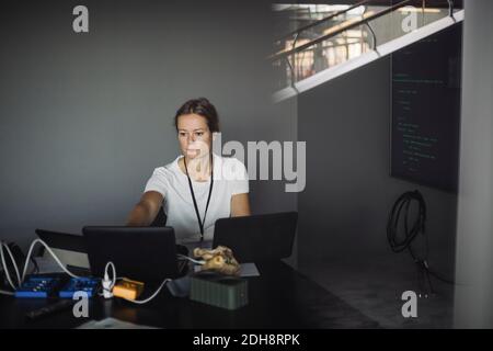 Weibliche IT-Profi Tippen auf Laptop im Büro Stockfoto