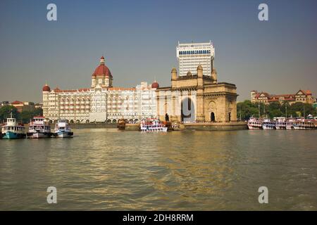 Mumbai, Indien - 23. Oktober 2018: Weitwinkelaufnahme von Gateway of India und Taj Hotel an der Küste in Apollo Bandar, Colaba in Maharashtra s entfernt Stockfoto