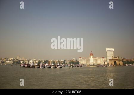 Mumbai, Indien - 23. Oktober 2018: Panorama-Aufnahme des Gateway of India und Taj Hotel an der Küste in Apollo Bandar, Colaba in Maharashtra st Stockfoto