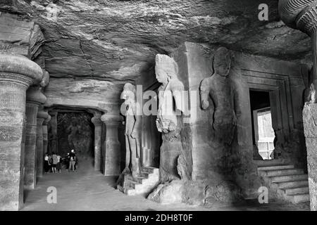 Mumbai, Indien - 23. Oktober 2018: Innenraum einer Gottesskulptur der Elephanta-Höhle, spätes Gupta aus dem 9. Und 11. Jahrhundert, UNESCO WOR Stockfoto