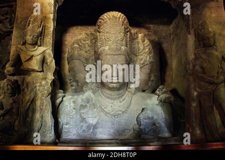 Mumbai, Indien - 23. Oktober 2018: Innenraum einer Trimurti-Skulptur der Elephanta-Höhle, spätes Gupta aus dem 9. Und 11. Jahrhundert, UNESC Stockfoto