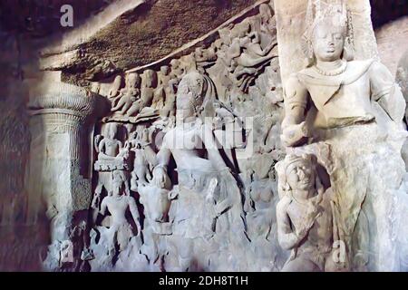 Mumbai, Indien - 23. Oktober 2018: Innenraum einer hinduistischen Gottesskulptur der Elephanta Höhle, spätes Gupta aus dem 9. Und 11. Jahrhundert, UNES Stockfoto