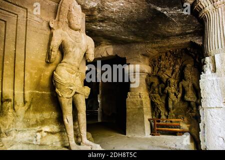 Mumbai, Indien - 23. Oktober 2018: Innenraum einer hinduistischen Gottesskulptur der Elephanta Höhle, spätes Gupta aus dem 9. Und 11. Jahrhundert, UNES Stockfoto