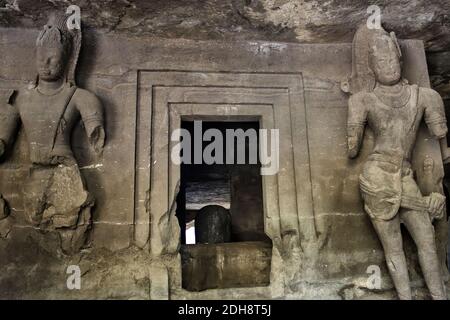 Mumbai, Indien - 23. Oktober 2018: Innenraum einer hinduistischen Gottesskulptur der Elephanta Höhle, spätes Gupta aus dem 9. Und 11. Jahrhundert, UNES Stockfoto