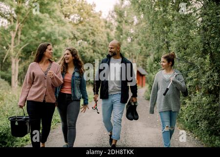 Lächelnde Töchter mit Vater und Mutter auf Wanderwegen während der Ferien Stockfoto