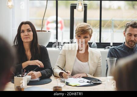 Lächelnde Geschäftsleute, die im Büro ein Interview führen Stockfoto