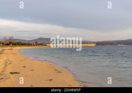 Die Isla de Arosa Brücke und Bao Strand in Galicien Bei Sonnenuntergang Stockfoto