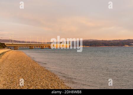 Die Isla de Arosa Brücke und Bao Strand in Galicien Bei Sonnenuntergang Stockfoto