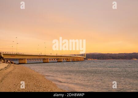 Die Isla de Arosa Brücke und Bao Strand in Galicien Bei Sonnenuntergang Stockfoto