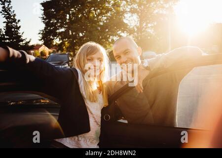 Porträt von glücklichen Vater und Tochter stehen mit dem Auto auf Sonniger Tag Stockfoto