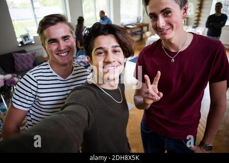Porträt eines lächelnden Mannes, der zu Hause Selfie mit einem Freund gemacht hat Stockfoto