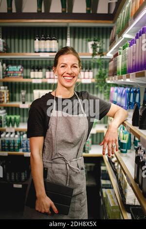 Porträt einer glücklichen Verkäuferin im Supermarkt Stockfoto
