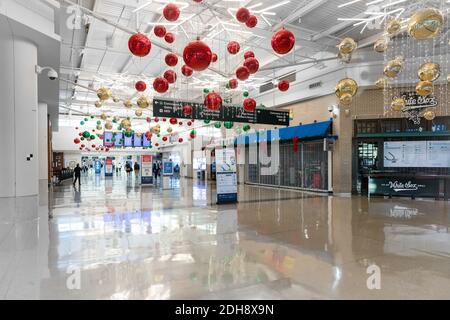 Chicago's Midway International Airport mit Weihnachtsdekorationen hängen von der Decke, sobald die Passagiere an der Sicherheitskontrolle vorbei. Stockfoto