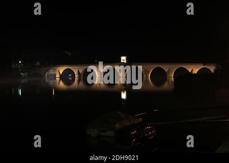 Mehmed Pasa Sokolovic Bridge bei Nacht, historische Brücke in Visegrad, über den Fluss Drina im Osten Bosniens und Herzegowinas Stockfoto