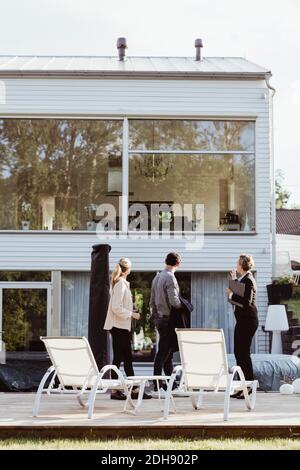 Seitenansicht des Immobilienmaklers zeigt neue Immobilie an Paar Stockfoto