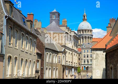 Boulogne-sur-Mer (Nordfrankreich): Häuser im Stadtzentrum und Notre-Dame Basilika, in der Altstadt Stockfoto