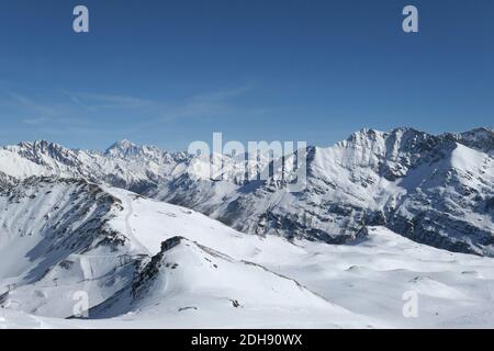 Panorama der Alpen und Blick auf die Skipiste in La Thuile, Aostatal in Italien. Italienische Alpen im Winter. Stockfoto