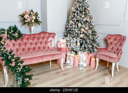 Gemütliches Wohnzimmer mit Weihnachtsbaum. Interieur in einem Fotostudio Stockfoto