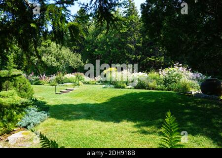 NORDOSTHAFEN, ME -11 AUG 2020- Blick auf den Thuya Garten auf der Asticou Terrasse auf Mount Desert Island in Maine, USA. Stockfoto