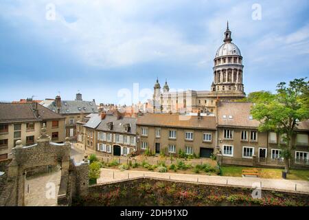 Boulogne-sur-Mer (Nordfrankreich): Häuser im Stadtzentrum und Notre-Dame Basilika, in der Altstadt Stockfoto