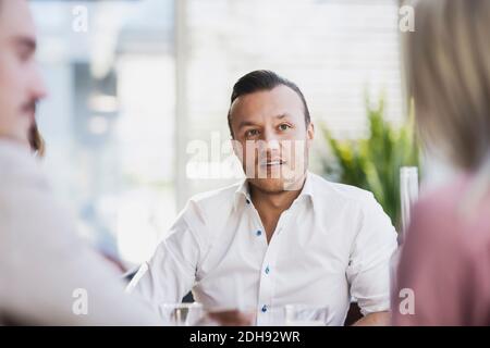 Geschäftsmann im Gespräch mit Kollegen im Restaurant während der Besprechung Stockfoto