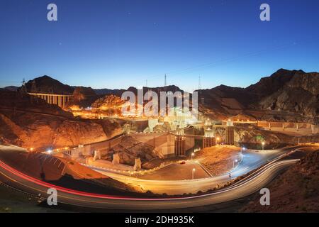 Hoover Dam auf dem Colorado River gebietsübergreifende Nevada und Arizona in der Abenddämmerung. Stockfoto